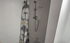 Een douche, een haardroger, handdoeken, zeep