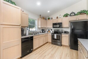 Fridge, microwave, stovetop, dishwasher - Spacious 5BR Villa w/ South-Facing Pool, Spa & Game Room Near Disney (Clermont)