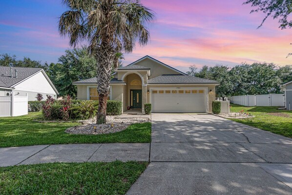 Exterior - Spacious 5BR Villa w/ South-Facing Pool, Spa & Game Room Near Disney (Clermont)