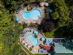 Una piscina cubierta, una piscina climatizada