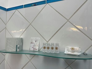 Dusche, Haartrockner, Bidet, Handtücher