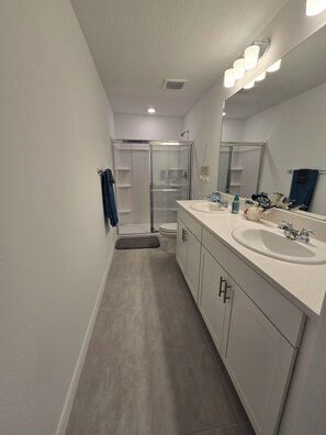 Dusj, håndklær og toalettpapir