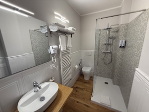 Douche, sèche-cheveux, serviettes fournies, savon