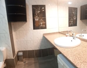 Dusche, Handtücher, Toilettenpapier