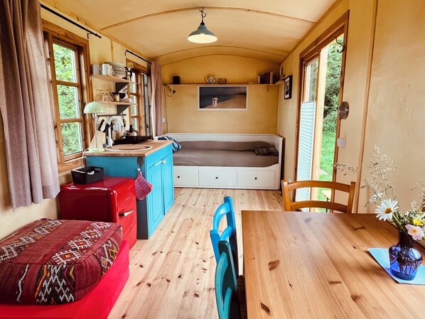 1 bedroom, travel cot, free WiFi, bed sheets - Beautiful circus wagon in a secluded location (Oetzen)