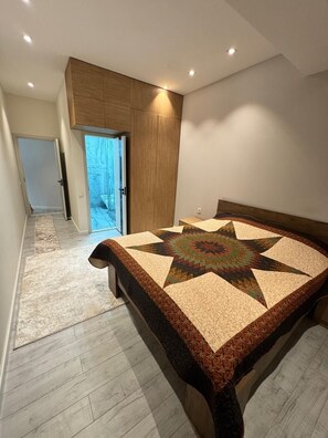 3 slaapkamers, een strijkplank/strijkijzer, wifi, beddengoed