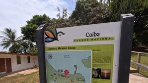 Un cartel en el Parque Nacional Coiba con un mapa e información sobre el parque.
