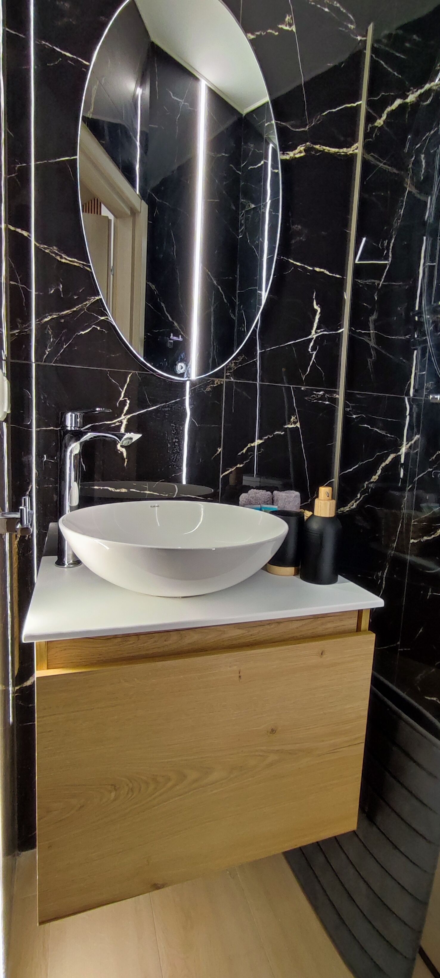 Een haardroger, handdoeken, zeep, shampoo