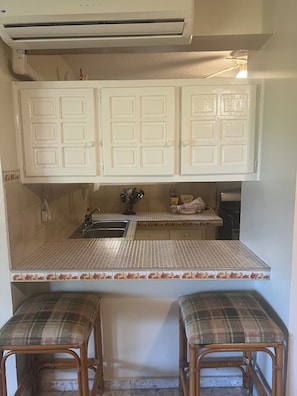 Fridge, microwave, oven, coffee/tea maker