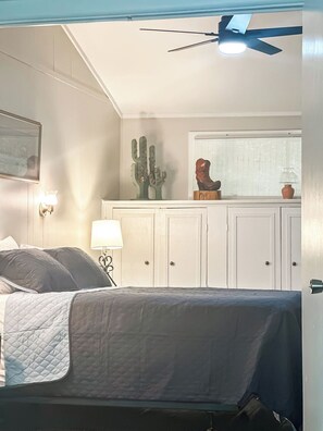 3 slaapkamers, een strijkplank/strijkijzer, gratis wifi, beddengoed