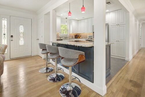 Heated Pool - Sleeps 9 - Lake w/ Kayaks, Paddleboard - Games Galore