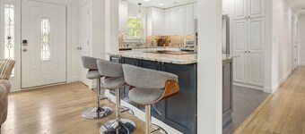 Heated Pool - Sleeps 9 - Lake w/ Kayaks, Paddleboard - Games Galore