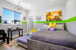3 bedrooms, desk, iron/ironing board, travel cot - A. 3BR NoHo Pad 15m to Universal + Patio + Grill + Parking (Los Angeles)