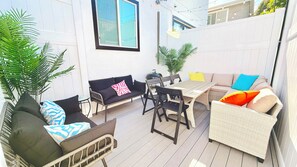 Outdoor dining - A. 3BR NoHo Pad 15m to Universal + Patio + Grill + Parking: FIFA World Cup SoFi (Los Angeles)