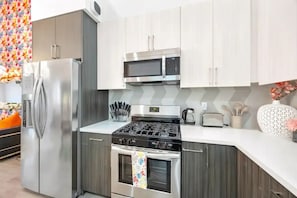 Réfrigérateur, four à micro-ondes, un four, surface de cuisson