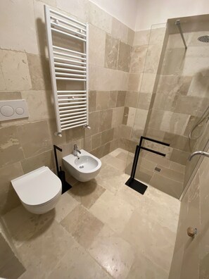 Dusche, Haartrockner, Bidet, Handtücher