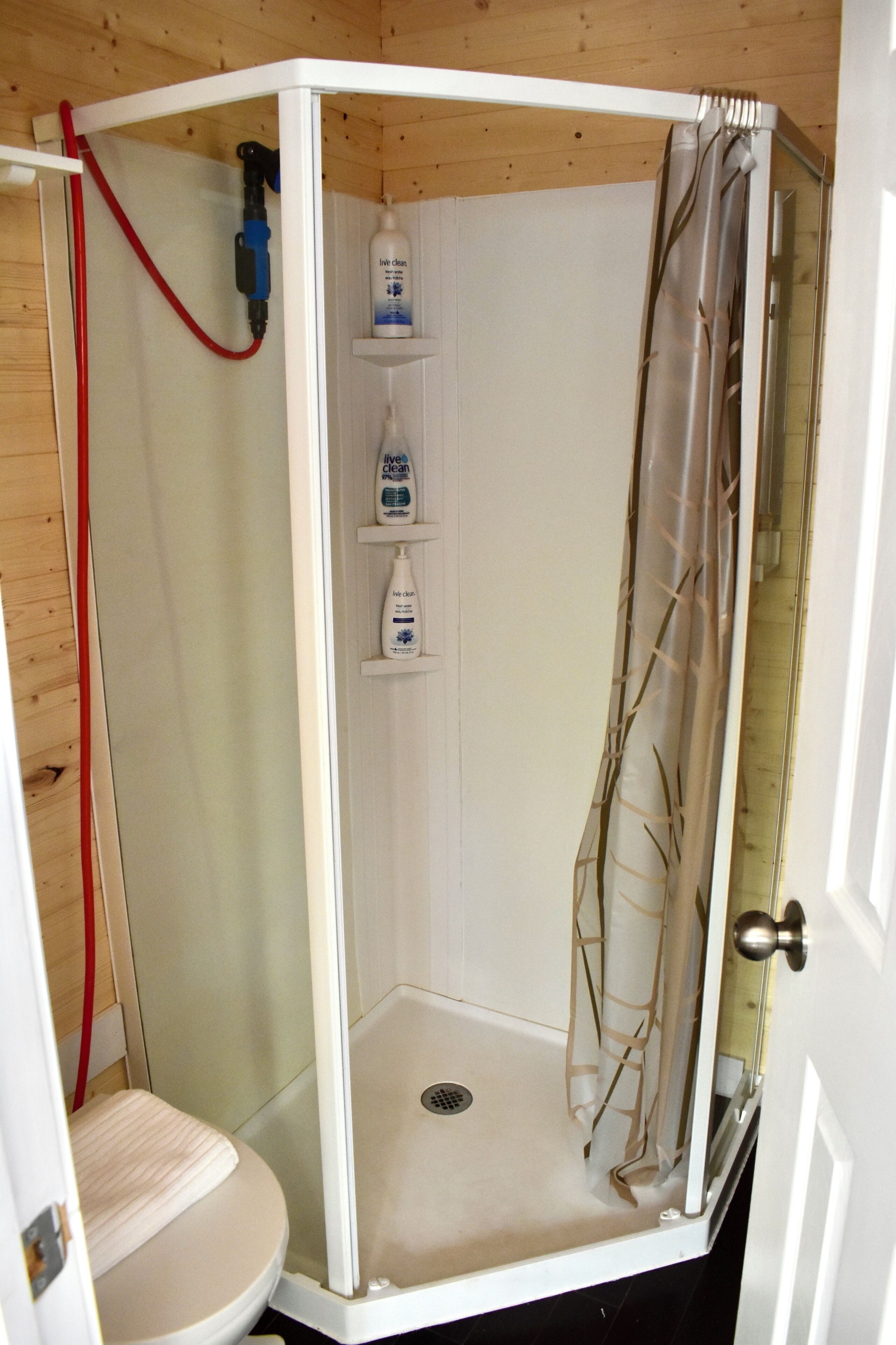 Douche, serviettes fournies, savon, papier de toilette