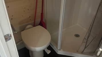 Douche, serviettes fournies, savon, shampoing