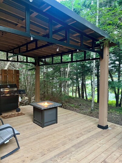 Off-Grid Lake Front Cabin w/ Power & Wi-fi