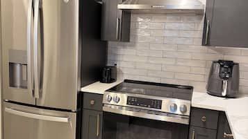 Microondas, horno, placa de cocina y lavavajillas