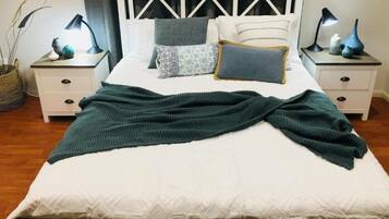 2 quartos, ferros/tábuas de passar roupa, roupa de cama