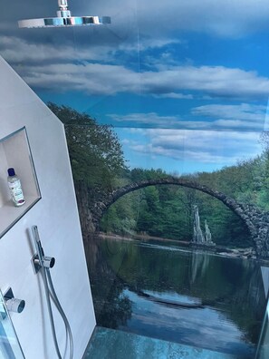 Een douche, een haardroger, handdoeken, zeep