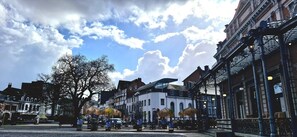 A street with buildings, a tree, and a clear sky. - Case Belvene Regio Spa, Theux (Theux)