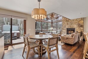 Deluxe Townhome | Makan dalam bilik