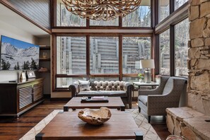 Casa geminada luxo | Área de estar | TV de tela plana 40 polegadas com canais a cabo