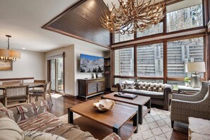 Deluxe-Stadtwohnung | Wohnbereich | 40-Zoll-Flachbildfernseher mit Kabelempfang