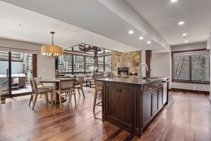 Casa geminada luxo | Cozinha privada | Geladeira grande, micro-ondas, fogão, cooktop