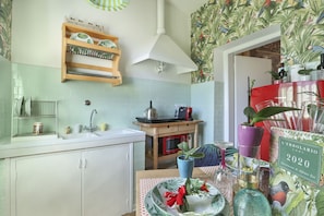Réfrigérateur, micro-ondes, plaque de cuisson, cafetière/bouilloire