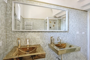 Douche, sèche-cheveux, bidet, serviettes fournies