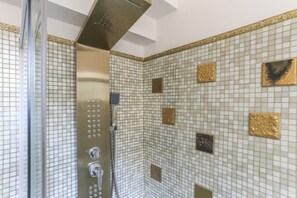 Shower, hair dryer, bidet, towels