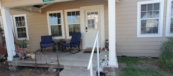 Charming 2-bedroom farmhouse in Snook, TX with WiFi and AC