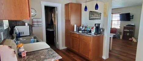 Réfrigérateur, four à micro-ondes, un four, surface de cuisson