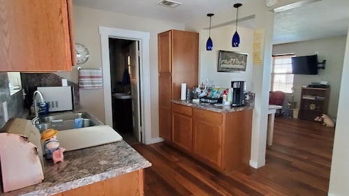 Charming 2-bedroom farmhouse in Snook, TX with WiFi and AC