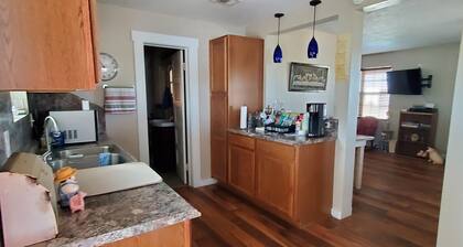 Charming 2-bedroom farmhouse in Snook, TX with WiFi and AC