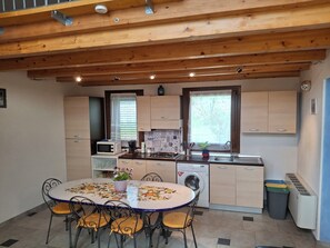 Kühlschrank, Mikrowelle, Herdplatte, Geschirrspüler