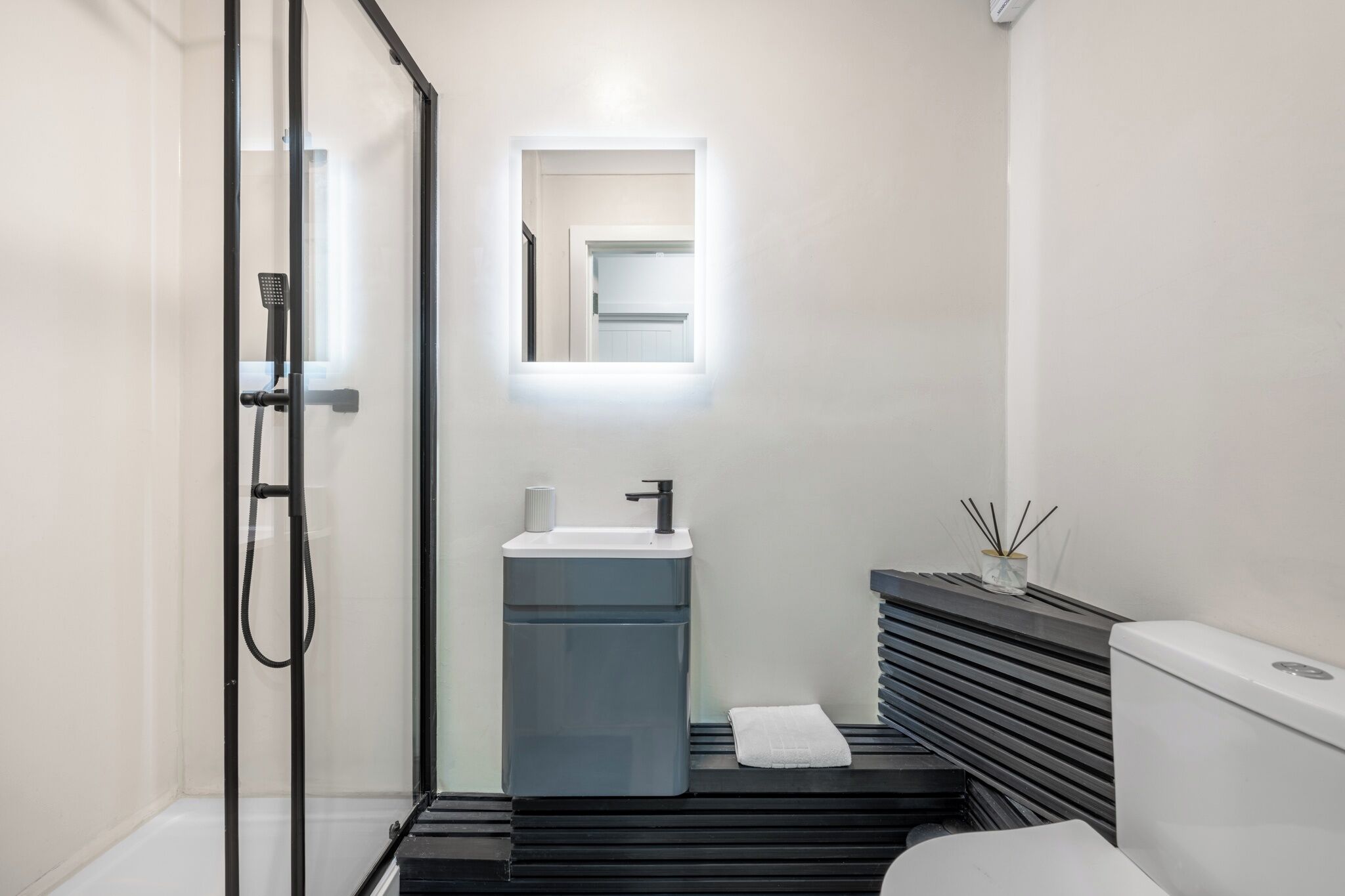 Bañera con ducha, bañera profunda, secador de pelo, toallas
