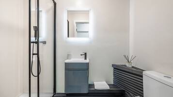 Bañera con ducha, bañera profunda, secador de pelo, toallas
