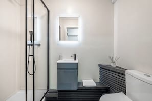 Chuveiro/banheira combinados, banheira de imersão, secador de cabelo