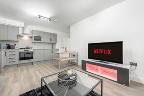 Een koelkast, een microgolfoven, een oven, een kookplaat