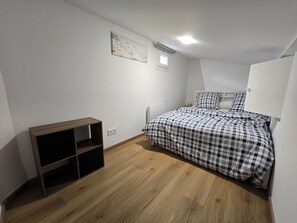 1 habitación, tabla de planchar con plancha, wifi y ropa de cama