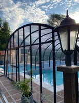Una piscina techada, una piscina al aire libre