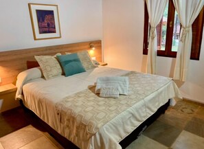 Classic dubbelrum - utsikt mot bergen | Värdeförvaringsskåp på rummet, individuell inredning och skrivbord