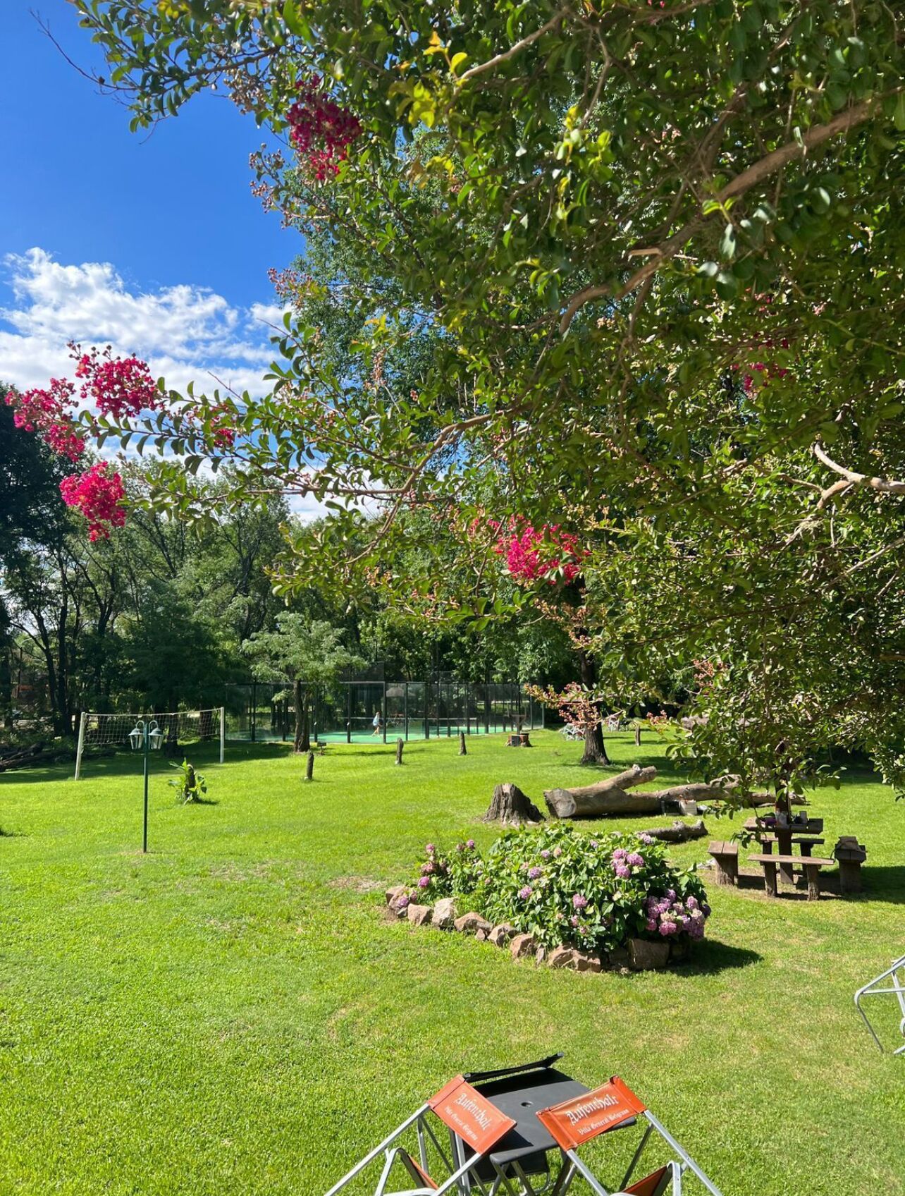 Un parc bien entretenu, doté d’un terrain de football, de tables de pique-nique et de plantes fleuries.