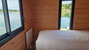 2 bedrooms, internet, bed sheets