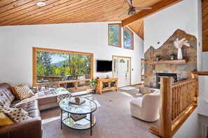 TV, fireplace - Nestled Inn - Trails, Views, Hot Tub, Skiing! (Evergreen)