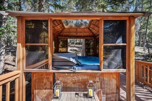 Outdoor spa tub - Nestled Inn - Trails, Views, Hot Tub, Skiing! (Evergreen)